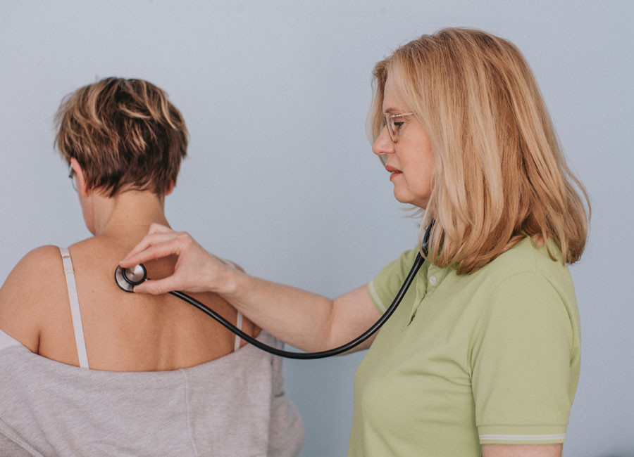 Dr_Bielawski-Sigges_hoert_Patientin_ab.jpg